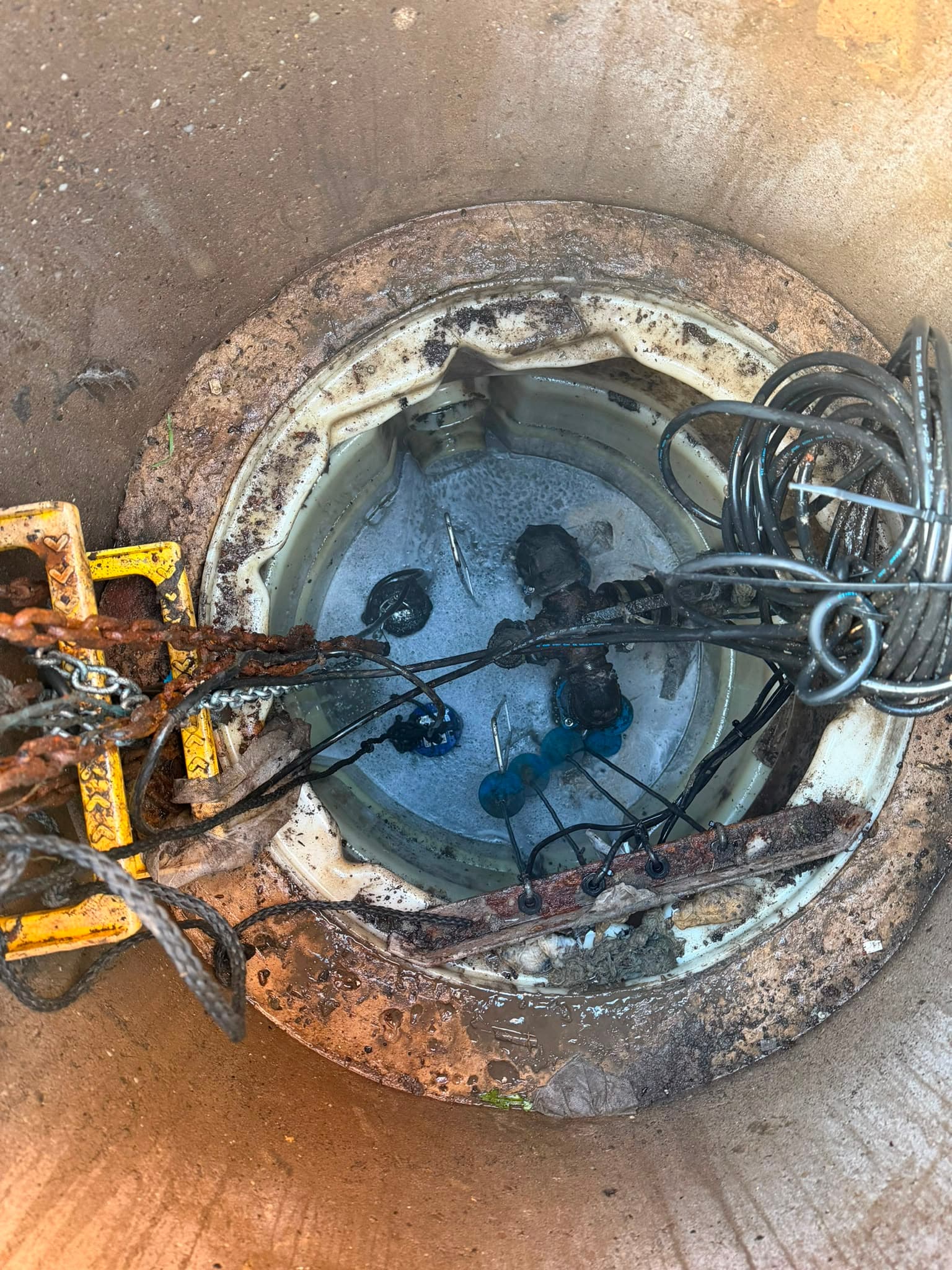 Pumping station wet well clean and clear after vacuum tankering and de-rag